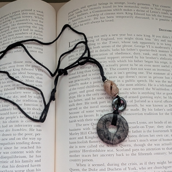 Elegant Black and Gray Pendant Necklace - Picture 2 of 6